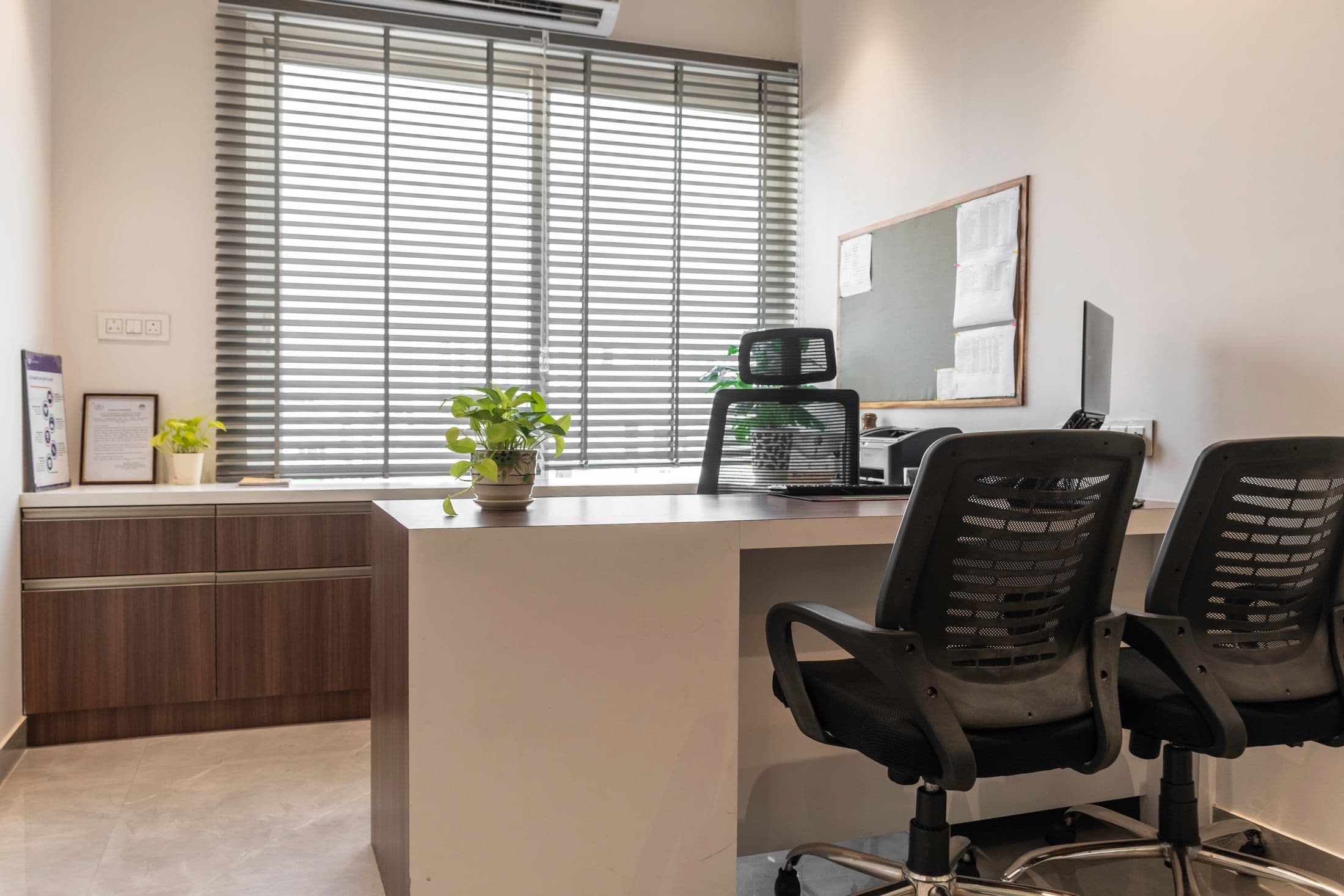 Moderner Arbeitsplatz mit Computer und Netzwerk für Zuhause und kleine Unternehmen